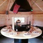Intérieur d’un Kotta Grill au style montagnard au sein du restaurant La Fromagerie