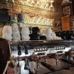 Machine à café professionnelle pour boissons chaudes au Full Moon Café