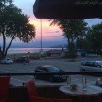 Coucher de soleil sur le lac vu depuis la terrasse de la brasserie