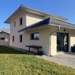 Maison contemporaine avec jardin construite en Savoie par le constructeur de maisons individuelles Maisons des 2 Savoie
