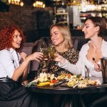 Soirée entre amies au bar dinatoire Le Galta avec cocktails et ambiance festive près de Perly