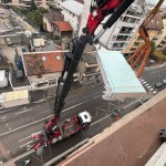 Acheminement de matériaux par grue pour un chantier de rénovation intérieure à Annemasse avec Liberté Patrimoine Rénovation
