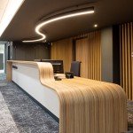Aménagement d'un comptoir d'accueil moderne en bois et design acoustique par InnoS
