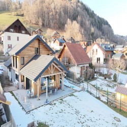 Maison individuelle en bois avec auvent et charpente apparente, réalisation de LBG Charpente à Bonneville 74