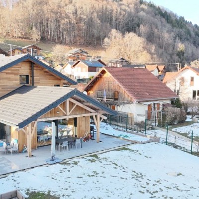 Maison individuelle en bois avec auvent et charpente apparente, réalisation de LBG Charpente à Bonneville 74