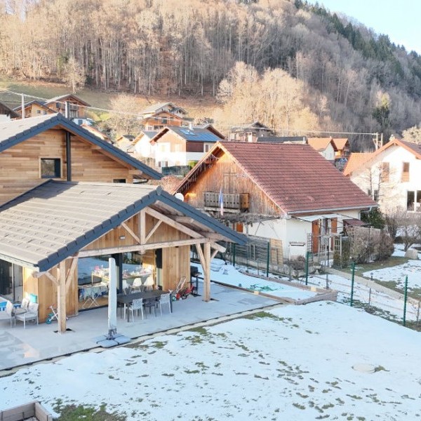 Maison individuelle en bois avec auvent et charpente apparente, réalisation de LBG Charpente à Bonneville 74