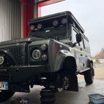 4x4 sur cric hydraulique pour remplacement de pneus tout-terrain chez Monsieur Pneus en Pays Rochois