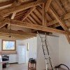 Intérieur de maison ossature bois avec charpente apparente et volumes ouverts, réalisation LBG Charpente à Reignier-Esery (74)