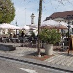 Terrasse du Full Moon Café équipée de grands parasols pour un moment convivial