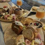 Planches mixtes gourmandes prêtes à être partagées
