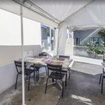 Tonnelle ombragée pour repas en terrasse au Café de la Poste, bar restaurant à Sallenôves