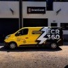 Semi-covering publicitaire jaune et noir sur un fourgon utilitaire ECR 360 devant l'atelier SmartCover