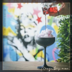 Cocktail préparé avec soin au bar à cocktails La Table Ernesto