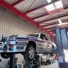 Garage MonsieurPneus à Amancy, entretien et changement de courroie de distribution sur une voiture ancienne de collection sur le pont.