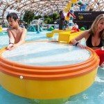 Jeux d'eau ludiques pour enfants au parc aquatique Vitam UCPA à Neydens