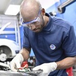 Contrôle moteur par un technicien du garage Speedy à Thonon-les-Bains