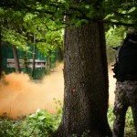 Partie d’airsoft en plein air avec fumigène orange pour immersion tactique