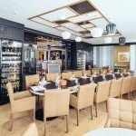 Grande table dressée pour un repas de groupe ou une privatisation du restaurant