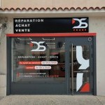Devanture de boutique DS Phone avec enseigne publicitaire noire et vitrophanie de vitrine sur mesure à Ville-la-Grand