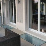 Dalles de plancher en verre sécurit installées devant des portes vitrées