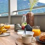 Terrasse ensoleillée avec vue sur les Alpes, service de conciergerie Airbnb GoldenKeys en Haute-Savoie