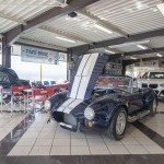 Voitures d’exposition, dont une AC Cobra, visibles chez Gaud Car System à Douvaine