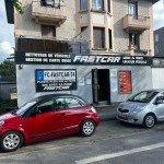Deux voitures citadines exposées devant Fast Car à Thonon-les-Bains, véhicules disponibles à la vente ou à la location