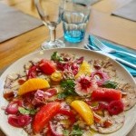 Carpaccio de poulpe aux agrumes et fleurs comestibles spécialité italienne du restaurant Le Redon