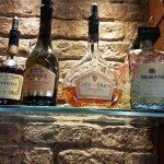 Bouteilles de digestifs et spiritueux disponibles au bar du Full Moon Café