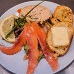Entrée au foie gras maison et saumon fumé