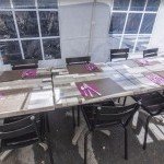 Grande tablée conviviale en extérieur sous tonnelle au Café de la Poste