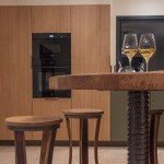 Îlot central en bois massif dans cuisine sur-mesure moderne réalisée par cuisiniste à Annecy