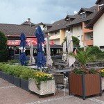 Grande terrasse fleurie du restaurant La Romana à Douvaine – repas en plein air dans le Chablais