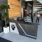 Signalétique intérieure de bureau et habillage texturé en simili-marbre d'un comptoir d'accueil d'entreprise à Ville-la-Grand