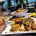 Table festive sur la terrasse avec plats appétissants et vin rosé frais