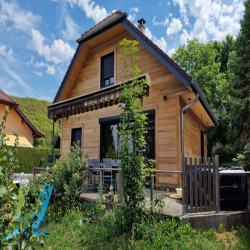 Maison ossature bois écologique avec bardage bois et terrasse, construction réalisée par LBG Charpente
