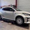 Garage MonsieurPneus réalisant une intervention technique sur le moteur d'une voiture sportive.