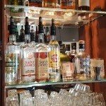 Sélection de rhums pour cocktails et dégustation au Full Moon Café