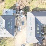 Vue aérienne de maisons avec charpente et toiture neuves en Haute-Savoie, chantier réalisé par LBG Charpente à Reignier-Ésery (74)