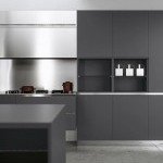 Conception de cuisine moderne minimaliste grise et inox par le magasin Aran Cucine Montpellier
