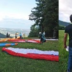 Moniteur de parapente au sol guidant les élèves par radio pendant un stage d’apprentissage