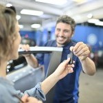 Remise des clés après révision chez Speedy Thonon, service rapide et fiable
