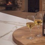 Détail plan de travail marbré et espace convivial dans une cuisine sur-mesure conçue à Annecy en Haute-Savoie