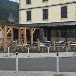 Structure bois sur mesure pour terrasse de restaurant réalisée par LBG Charpente, charpentier professionnel à Reignier-Ésery (74)