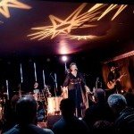 Chanteuse en concert avec son groupe au Casino de Saint-Julien