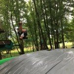 Enfant sautant dans un airbag géant pour une activité ludique en plein air