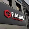 Enseigne commerciale en lettres découpées relief blanc et rouge réalisée par SmartCover en Haute-Savoie