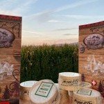 Fromages Mont d'Or fermiers en vitrine, spécialité de la boutique à Viry