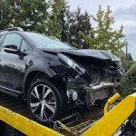 Voiture fortement endommagée suite à un accident, prête pour l’enlèvement