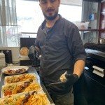 Préparation des assiettes de brochettes et grillades au restaurant Le Pacha à Gex